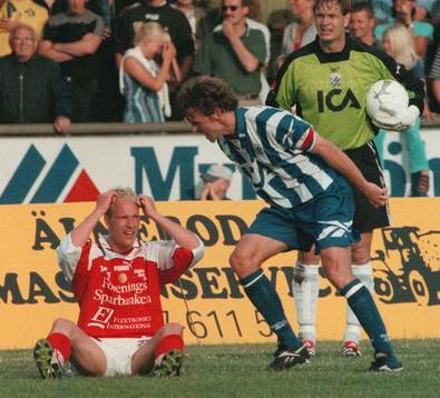  KALMAR FF-IFK G÷TEBORG 0-1. JOHAN PAULSSON HAR FILMAT, F≈R INGEN STRAFF, DƒREMOT BLIR HAN UTSKƒLLD AV MAGNUS ERLINGMARK.