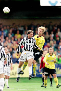  Simon Sjöfors, Mjällby i en nickduell.