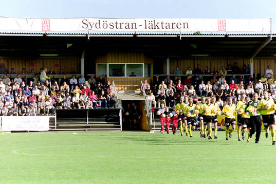  Mjällby på väg in på Strandvallen.