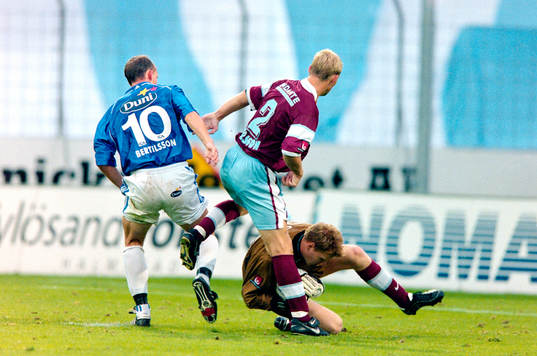 Malmös målvakt Ola Tidman med bollen i famnen framför