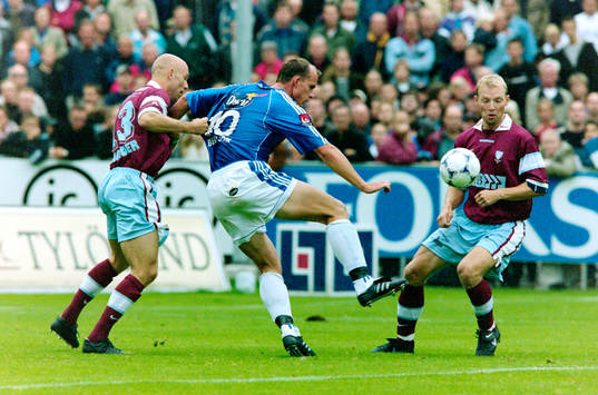 Halmstads Henrik Bertilsson uppvaktas av malmös Mattias