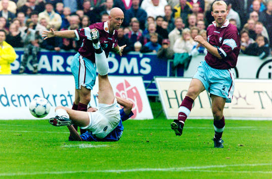 Halmstads Henrik Bertilsson stoppas av malmös Mattias