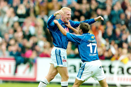  Halmstads Petter Hansson gratuleras till 1-0 av Stefan Selakovic.