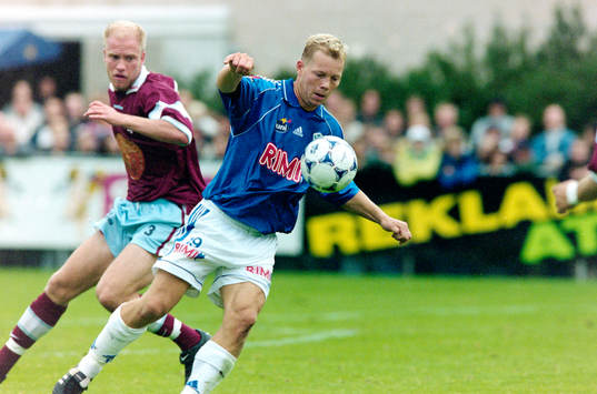 Halmstads Robert Andersson med bollen