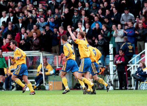  Pontus Kåmark, Gary Sundgren, Kennet Andersson och Fredrik Ljungberg jublar efter mål
