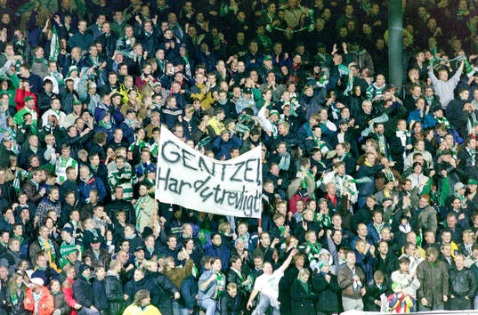 Hammarbys fans håller upp en banderoll med ett meddelande