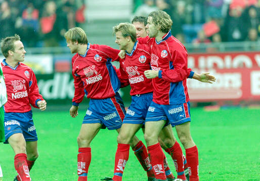  Helsingborgs Roland Nilsson (3:a fr v) jublar efter 1-0 på straff med fr v Stig Johansen, Mattias Jonsson, Rade Prica och Arild Stavrum.