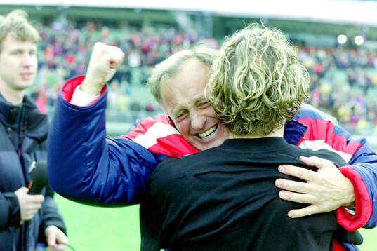  Åge Hareide jublar tillsammans med Arild Stavrum