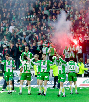  Hammarbys spelare jublar och tackar publiken i klacken efter vinsten som säkrade det allsvenska kontraktet. Fr v Hans Eskilsson, Jens Gustafson, Johan Andersson, Mikael Andersson, Patrik Andersson, Kaj Eskelinen, Roger Sandberg.